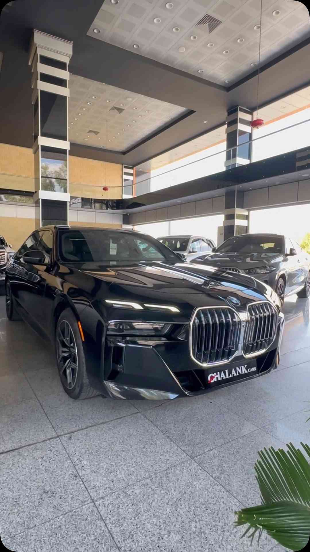 ⁨	⁨	BMW 740i

السنة: 2025
الممشى: 38,000 ميل
الحالة: USA Clean
التجهيز: Full Option
الموقع: دهوك

المحرك ونظام الدفع:

* محرك 6 سلندر خطي 3.0 لتر TwinPower Turbo
* القوة: 375 حصان
* العزم: 540 نيوتن متر
* ناقل حركة أوتوماتيك 8 سرعات
* نظام دفع RWD
* تسارع 0–100 كم/س: حوالي 5.0 ثوانٍ

المواصفات:

* فئة 740i Full Option
* BMW Curved Display
* شاشة خلفية BMW Theatre Screen
* نظام صوت harman/ kardon
* مقاعد جلد فاخرة
* مقاعد أمامية كهربائية مع ذاكرة
* تدفئة وتبريد المقاعد
* مساج للمقاعد
* فتحة سقف بانوراما
* أبواب Soft Close
* دخول وتشغيل ذكي
* إضاءة داخلية Ambient Lighting
* كاميرات 360°
* حساسات أمامية وخلفية
* Head-Up Display
* نظام قيادة شبه ذاتي
* أنظمة أمان ومساعدة السائق
* مصابيح LED
* جنوط ألمنيوم
* ناظور ليلي

📞 ***********
شركة جلنك وليد صبري – دهوك

#Chalank_cars_duhok⁩⁩
