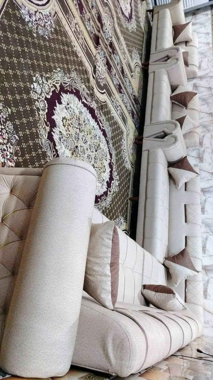 من رخصة ألادمن
عيني تخم ديوان كورنر ٢٠ طول ١٤ متر ونص تفصال بمعنى الكلمه درجه اولى جديد شغل معمل احنه مشتغليه
لون أوف وايت مطعم ب جوزي موديل جكليته بيه قنفتين مفصوله مع زاويه وحده مثل ماموضح بالصور يوصلك اي اختلاف عن تفاصيل يرجع  شراي يتصل *********** متوفر واتساب أو مراسله الخاص
