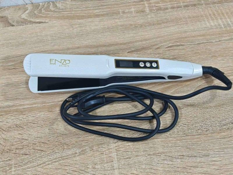 مكواة فرد الشعر الاحترافية من ماركة إنزو بلس (Enzo Plus Hair Straightener).

المواصفات والمميزات :
الموديل المخصص: EN-5878.

درجة الحرارة القصوى: تصل إلى 990 فهرنهايت (990F) مما يجعلها مثالية لتسريح الشعر الكثيف أو استخدامها في صالونات التجميل لتطبيق الكيراتين والبروتين.

شاشة العرض: مزودة بشاشة رقمية LCD لعرض ومراقبة درجة الحرارة بدقة أثناء الاستخدام.

تقنية الصفائح: تحتوي على ألواح مطلية بـ السيراميك والتورمالين (Tourmaline Ceramic) التي تساعد على توزيع الحرارة بالتساوي، حماية الشعر من التلف الحراري، وتقليل الهيشان.

الملحقات : علبة زيت خاص للشعر
سعر 25,000 مع التوصيل
لطلب:***********
