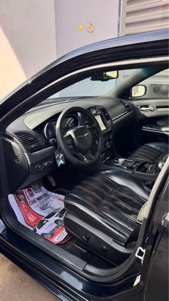 اوباما موديل 2020 اصل 2019s 
رقم بغداد باسمي 
فول مواصفات عدا البانوراما 
حادثها بلمنشور 
بدون شاصي بدون لغود مكفول 
الصبغ البيها ع كد الحادث 
كشرها نضيف صافي مابي شخوط 
تايرات جدد 
باتري جديد 
منضومه تبريد جديدة
كير محرك كله نضيف 
ماشيه 169 
بس صدرها والمشط يرادلهن شغل 
وشكد يكلف ينزل من سعر ماكو اشكال 
بيع او مراوس بجارجر او چالنجر 
*********** 
مكاني ديالى
او بغداد بغداد, العراق
