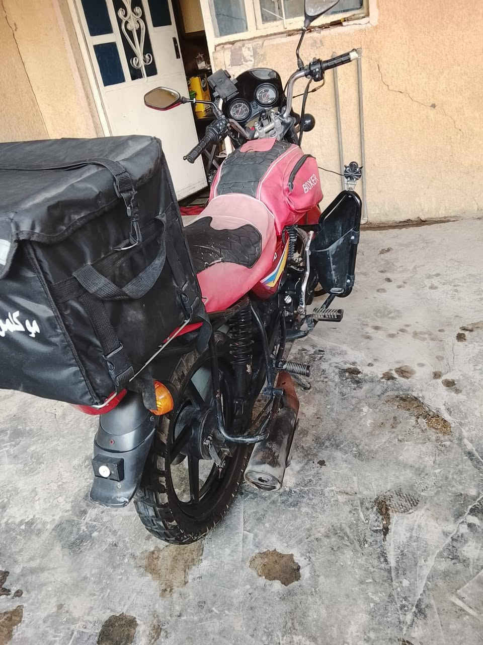السلام عليكم اخوان
بوكسر موديل 2021
اوراق اصولي 
سلف وهندر مكينه نضيفه ما مفتوحه اشاير ضوايات شغالةت الدراجه كفاله عامه من كلشي سعرها ٨٥٠ وبيها مجال مكاني بغداد ناحيه الطارميه العبايجي تلفون *********** واتساب موجود
