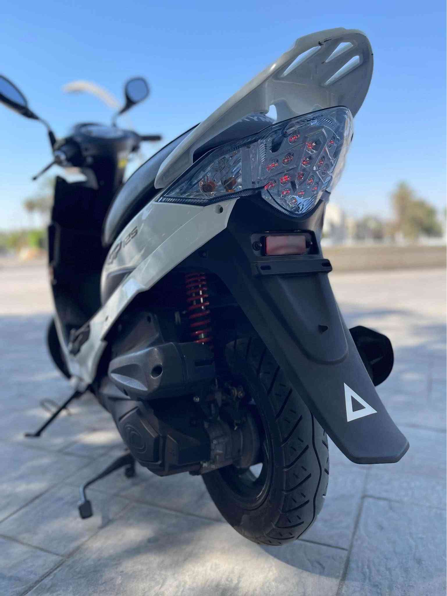 Cymco GP125
كامكو وارد يابان 🎌🇯🇵🀄️ 
مكينه 125cc
عداد 2000 زيرو الفين ماشيه 
مكفوله من الزلغ ولشخط 
نضافه 100‎%‎ 
مكان الدراجه /بغداد الكاظميه 
*********** St Andrew, Surrey
