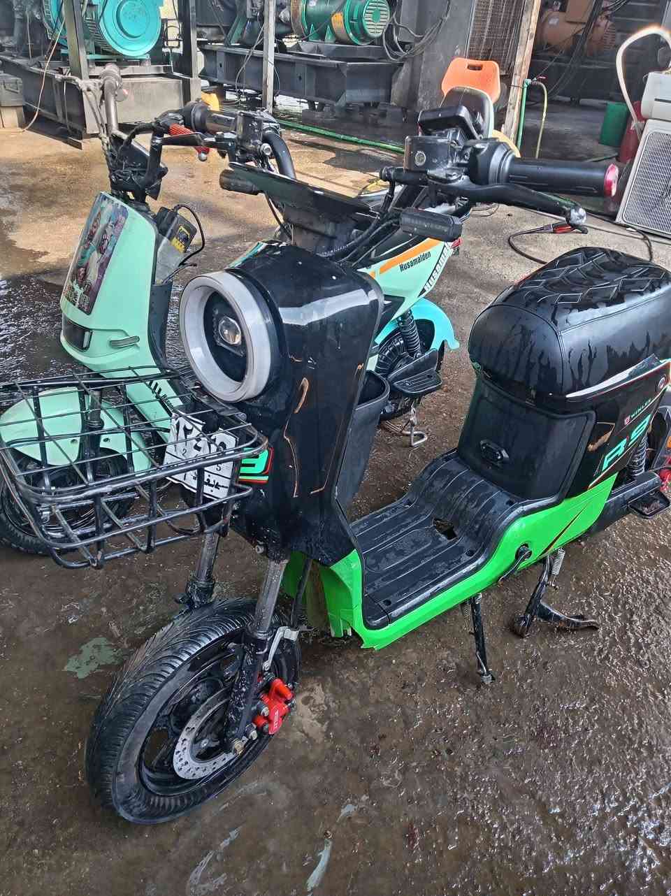 دراجتين للبيع ار ٩ نضيفه وشغاله السعر 375   مكان بغداد وره سيطرة الشعب القديمه الثانيه يراد الها بطاريات ٤  ***********

