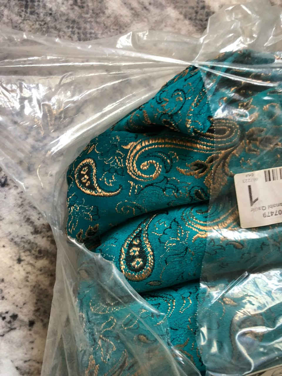 ئەم سەر فەرشە قەنەفەیاو بارگە دۆشەکە بۆ فرۆشتن نرخی سەر فەرشەکە ٣٠هەزار بەرگەکە ٢٠هەزار نوێیا***********
