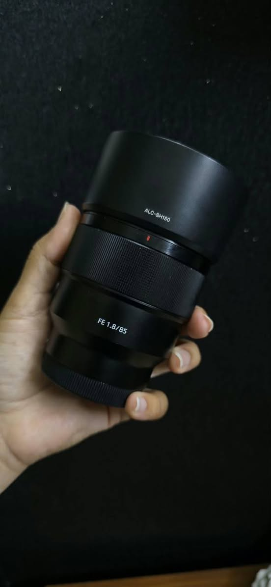 عدسة sony 85mm f1.8
للبيع مستعملة
بيهة ضرر بالبدي بس شغلهة سليم 
للتواصل وتساب ***********
