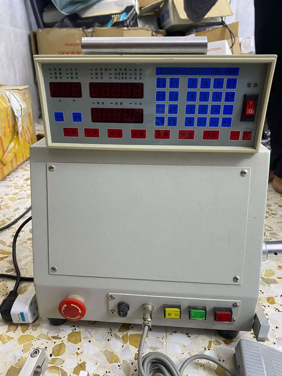 هذا الجهاز هو ماكينة لف أسلاك (الملفات والمحركات) أوتوماتيكية بنظام التحكم الرقمي (CNC)، وتُعرف بالإنجليزية باسم CNC Automatic Coil Winding Machine (مثل الموديلات الشهيرة LY-810).تُستخدم هذه الماكينة في الورش والمصانع الصغيرة للفّ الأسلاك النحاسية المطلية بدقة عالية حول البكرات لصناعة المكونات الكهربائ التواصل واتساب ***********

