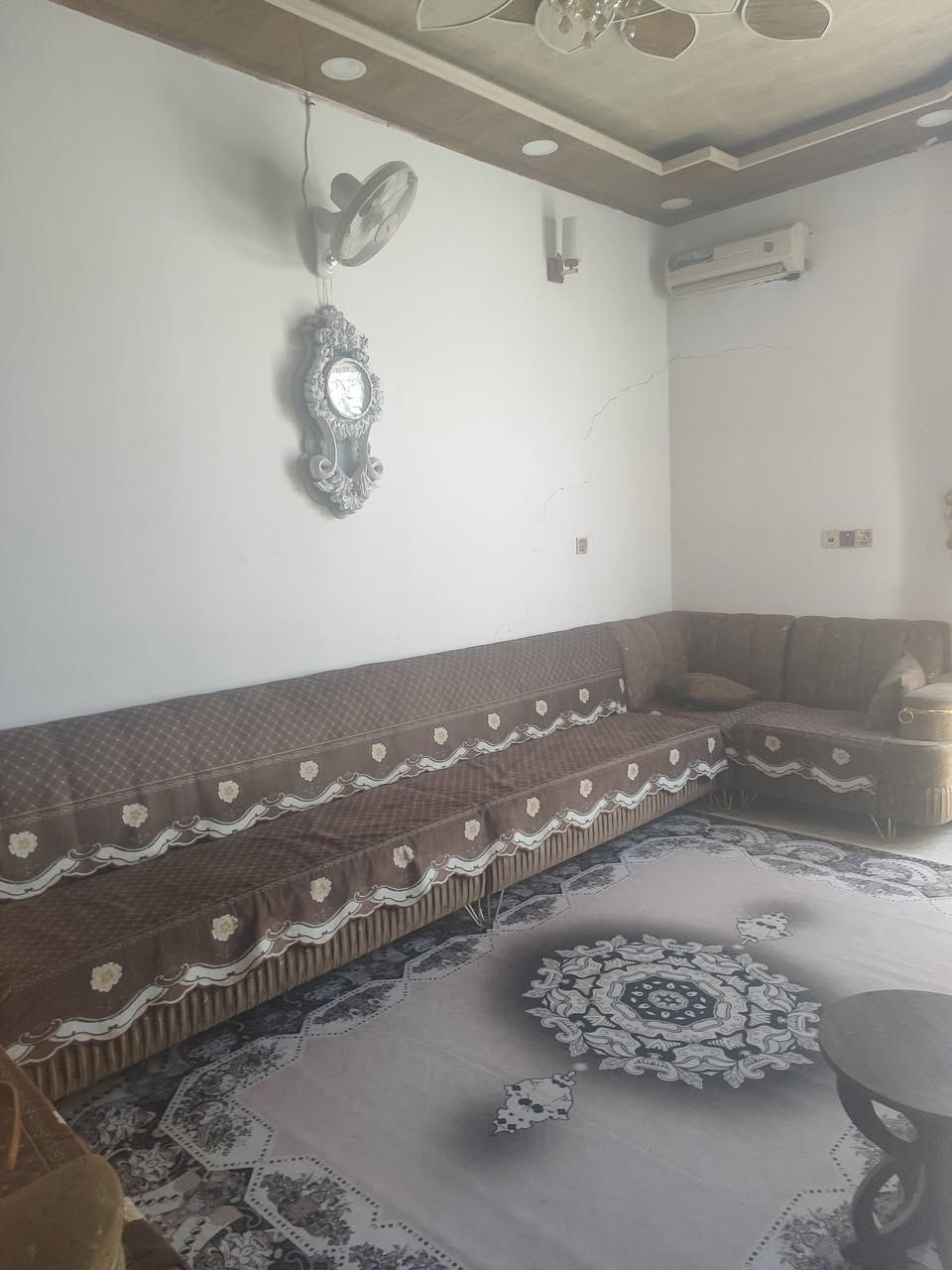 سلام عليكم عندي بيت للبيع 100م طابق وحد  بل نجف بحي العسكري كبل بشارع 15بناء حديث لبيت صب ماعيز اي شي تفاصيل انتصال عله رقم هاتف ***********سعره 90 بي مجال

