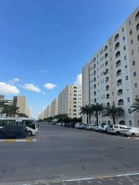 مؤثثة بالكامل • ١٤٠م • طابق ٣ شرقي
