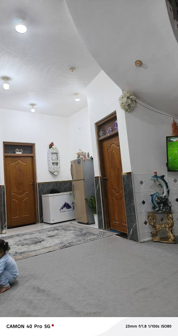 بيت طابو صرف مساحته 300 متر. طابقين الارضي غرفتين صاله ومطبخ حار مناور وديوانيه خارجيه... الطابق الثاني... (٤) غرف صحيات مطبخ صاله...مساحة الطابو(٢٨٢) متر واضافه فضله زراعي (١٠٠) متر تقريبا   يقطع (٦٥) مليون طلب اسكان تتحول إلى المشتري اقساط يدفع كل شهر (٣٣٢) ألف ... تتوفر كافة الخدمات خلف المستشفى التركي مباشره ع شارع تبليط
بيت طابو صرف مساحته 300 متر. طابقين الارضي غرفتين صاله ومطبخ حار مناور وديوانيه خارجيه... الطابق الثاني... (٤) غرف وصحيات ومطبخ صاله...مساحة الطابو(٢٨٢) متر واضافه فضله زراعي (١٠٠) متر تقريبا   يقطع (٦٥) مليون طلب اسكان تتحول إلى المشتري  تتوفر كافة الخدمات خلف المستشفى التركي مباشره ع شارع تبليط
***********

نص مكتوب في الصور:
- CAMON 40 Pro 5G 23mm f/1.8 1/100s ISO404
- CAMON 40 Pro 5G 23mm f/1.8 1/50s ISO233
- CAMON 40 Pro 5G 23mm f/1.8 1/50s ISO245
- CAMON 40 Pro 5G
- 23mm f/1.8 1/50s ISO226
- CAMON 40 Pro 5G 23mm f/1.8 1/100s ISO80
- CAMON 40 Pro 5G 23mm f/1.8 1/100s ISO244
- 23mm f/1.8 1/100s ISO167
- CAMON 40 Pro 5G 23mm f/1.8 1/100s ISO138
- CAMON 40 Pro 5G 23mm f/1.8 1/100s ISO189