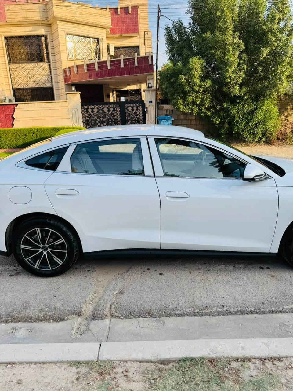 BYD 
سيل 6 بطاريه 120 كيلو موديل 2025
ماشيه 22000 كيلو سعر 16000$
هاتف ***********
