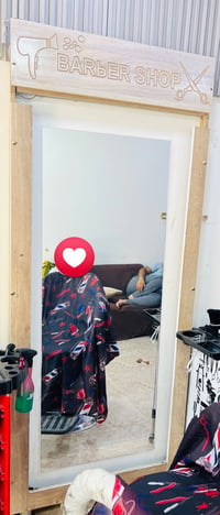 يوجد 3 مرايات حلاقه للبيع للتواصل على رقم 07835030885