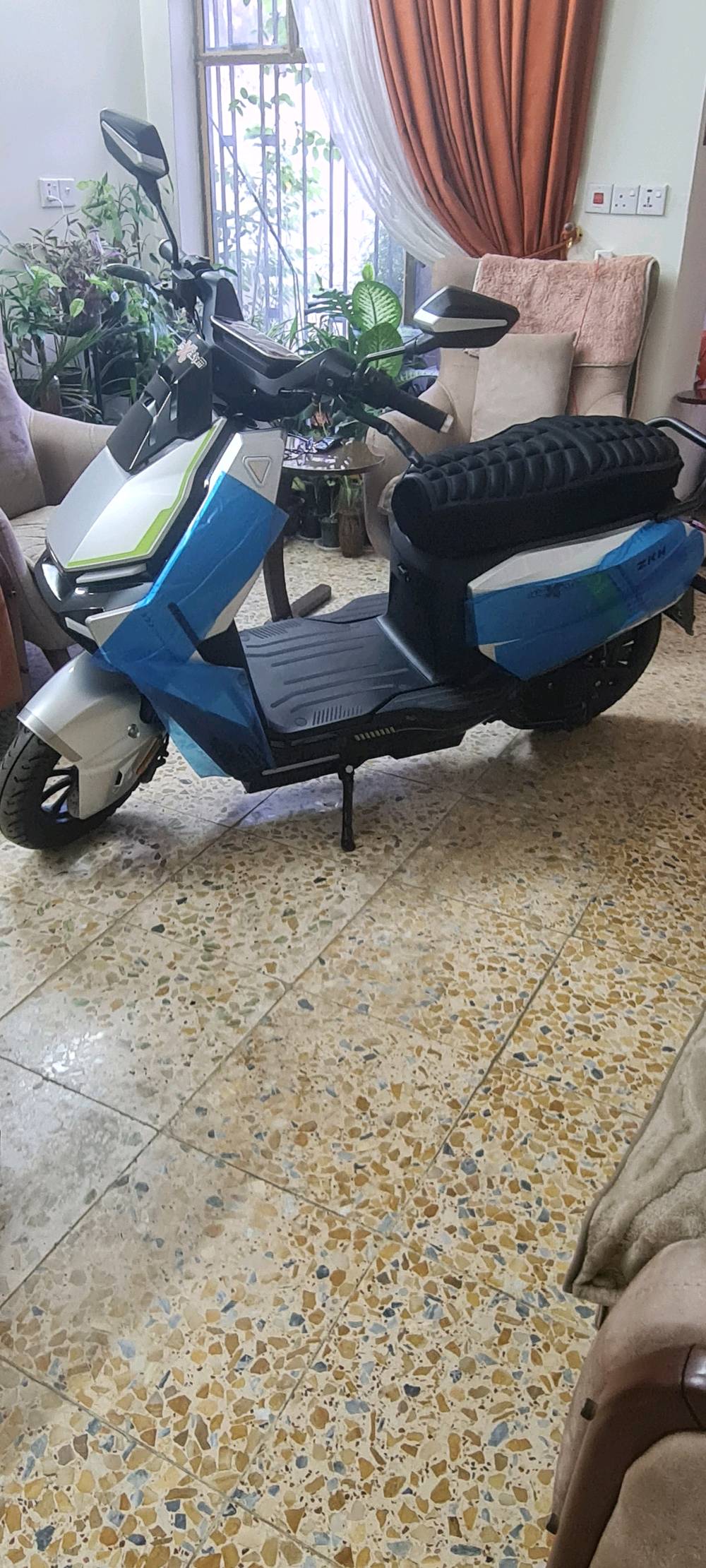 شحن فضائي • ست بطاريات • ٢٠٠٠واط