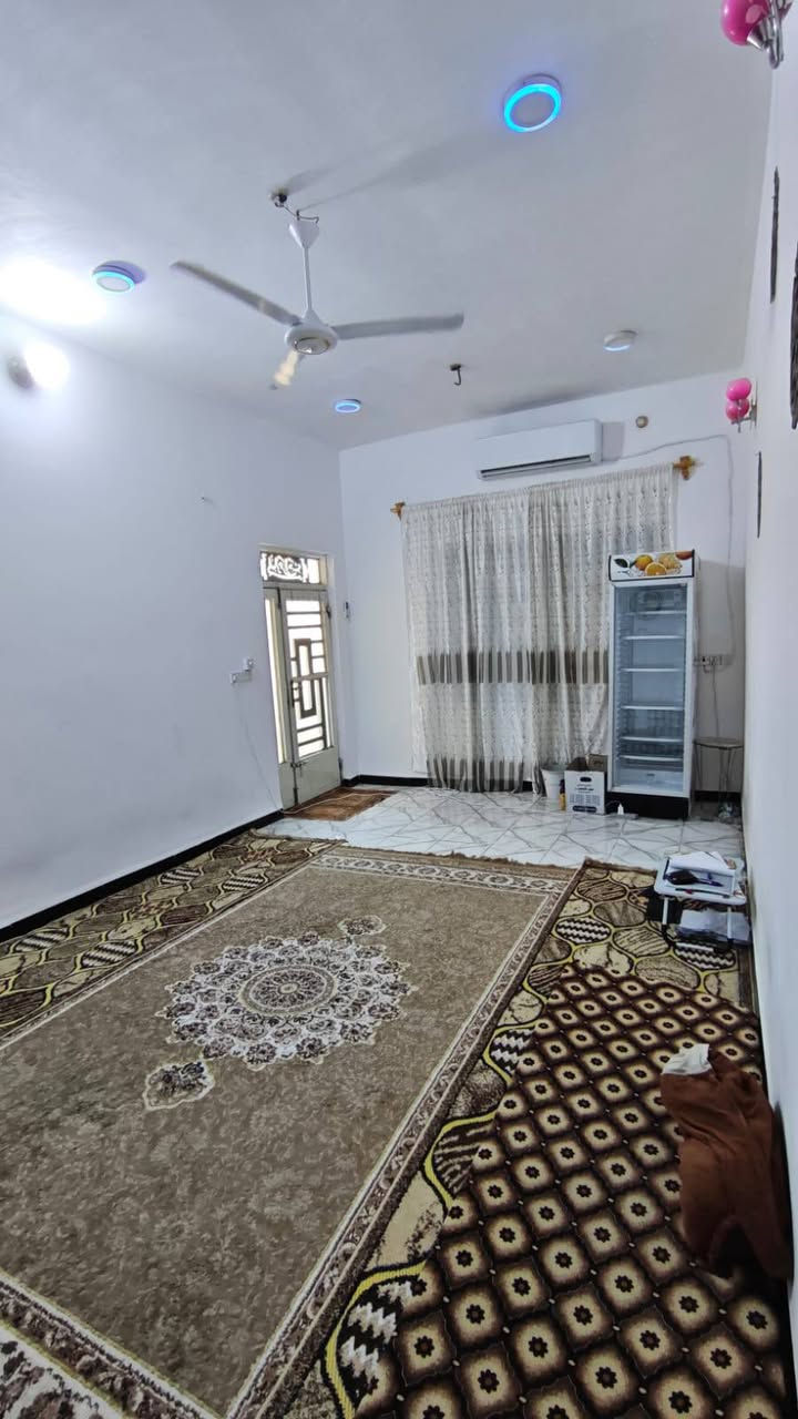 السلام عليكم
بيت للبيع المساحة 200متر واقع حال 220 متر  سند 25  يحتوي على غرفتين وهول واستقبال ومطبخ وصحيات داخلية وخارجية ومحل ومنضومة كامرات جميع الخدمات متوفرة ماء  كهرباء  مدارس مستوصف   عنوان طريق كربلاء _ بغداد خلف مدينة سيد الاوصياء تبعد 6 كيلو عن الإمام 
رقم الهاتف ***********
