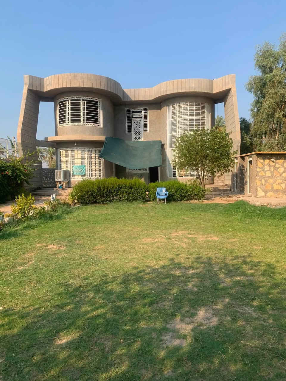 سلام عليكم بيت للبيع مساحه 975 واجهيه 19 ونص ونزل 50 البيت طابقين ، الطابق الاول غرفتين وصاله وستقبال ومطبخ حار ومطبخ بارد وحمامات داخليه وخارجيه طابق الثاني غرفتين وصاله بدون لبخ موقع البيت ع طريق الطبر منطقه الدسميه ع الشارع العام قرب ملاعب الصداقه متوفر كافة الخدمات للاستفسار ***********
***********
