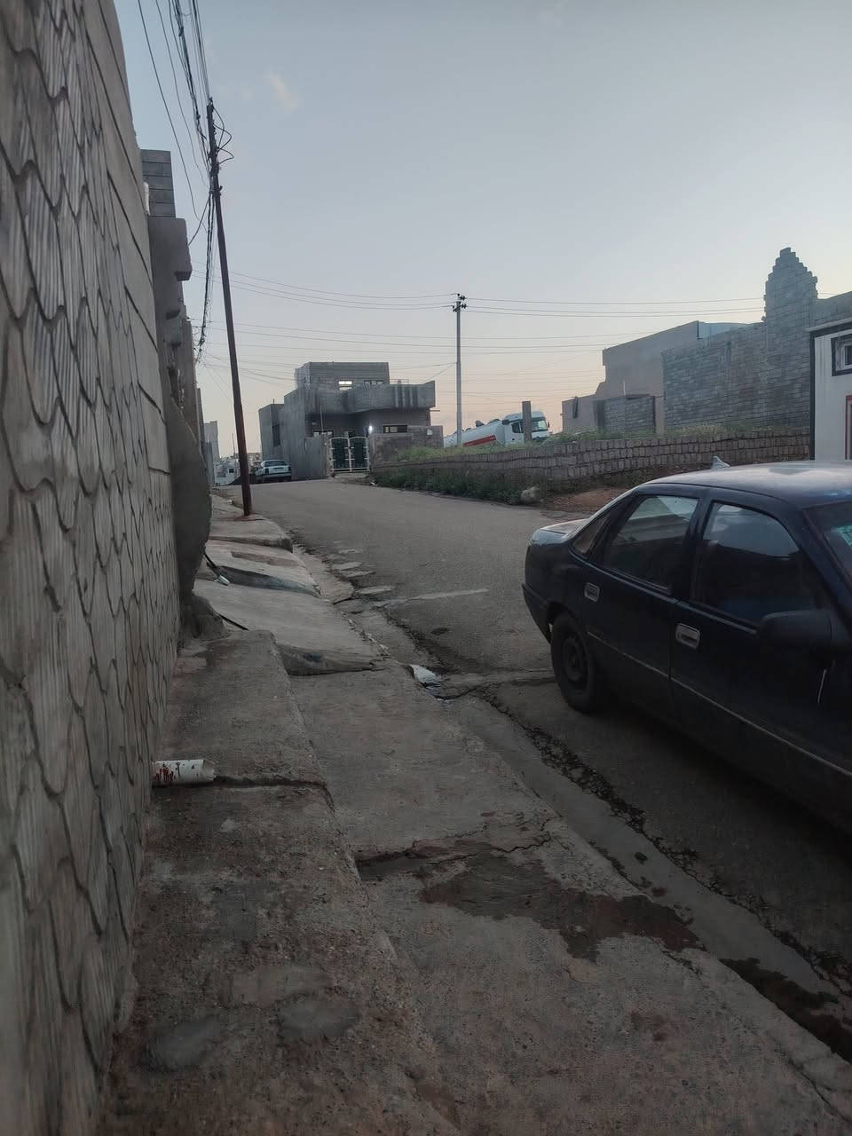 بيت للبيع حي الايمان  ع التبليط يبعد عن شارع دهوك القديم ٢٠٠ متر من السيطره  مساحه ١٢٥ طابق ونص غرفتين هول مطبخ حمام مناور عدد ٣ وغرفه وهول فوق بعد بدون لبخ يعني بيت شبه كامل سعر البيت 38 مليون وبي مجال قليل لطيبين لتواصل ع الأرقام ***********
***********
