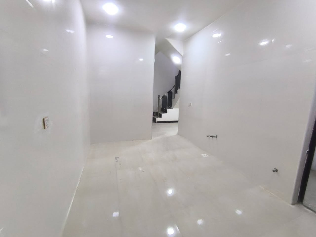 🏠 دار للبيع – النجف الأشرف / حي ميسان
📐 المساحة: 100 متر
📍 الموقع: حي ميسان – خلف سكلة الكرعاوي
🏡 بناء حديث – غير مسكون
🧱 بناء طابوق + صب كونكريت
🛣️ شوارع مبلطة بعرض 12 متر

🔹 يتكون من:
• استقبال
• صالة
• غرفة
• مطبخ
• صحيات

💰 السعر: 41 مليون دينار

📞 للتفاصيل والاستفسار:
***********
