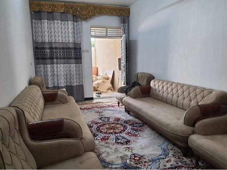 بنايه للبيع المساحه 125م الواجهه 6 وربع والنزال 20 مكونه من طابقين منفصلات وغرفه وبيتونه بالطابق الثالث الطابق الارضي غرفتين نوم واستقبال ومطبخ وحمام وطرمه وترك وره البيت
الطابق الثاني غرفتين نوم واستقبال كبير ومطبخ وحمام 
مواد البناء درجه اولى طابوق احمر وحديد اوكراني واسمنت مقاوم الاساس رفت اكثر من 40 سم يتحمل 5 طوابق 
البنايه تحتاج فقط تشيطبات جدران الدرج والبيتونه 
موقع البنايه حي الجهاد ملحق البقلاوه قرب مجمع النسيم ومجمع الروان المنطقه مكونه من 5 افرع كامله الخدمات عدى التبليط السعر الحالي 260 قابل للتفاوض واذا دخل التبليط السعر يختلف .
شارع البنايه مو فرع عادي شارع سايدين عريض وجزره وسطيه تشجير امام البنايه .
البناء حديث مو قديم والبنايه مؤجره بالكامل حاليا طابو ملك صرف باسمي 

واتساب
***********
