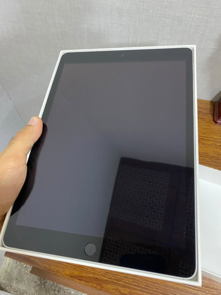 للبيع ايباد ابل الجيل التاسع 9 ذاكره 64 الايباد نظافته كللش حلوه وما مفتوح ولا مستبدل اي قطعه استخدام دراسه مع كامل ملحقاته الاصليه سعره 275 الف وبي مجال بسيط للشراي *********** الشراي يتواصل واتساب

