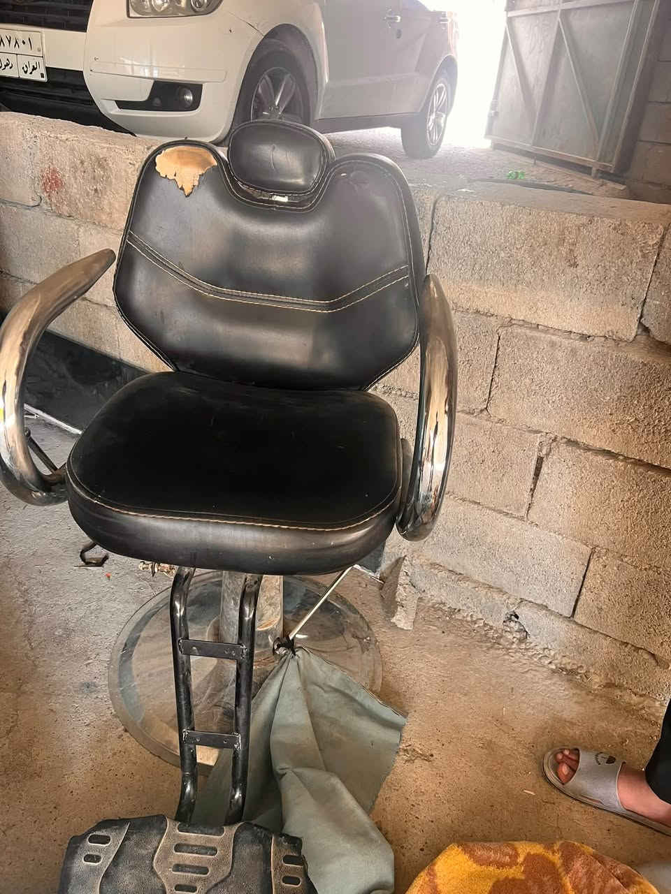 دوو کورسی حەلاق نوێ نوێ لۆک ئەوەی قەیسیەکە نرخی ٨٠ هەزار کرمتریش ئەبێت ئەوەی ڕەشەکە تەنها تۆزێک دڕاوە ئەگەر نا بێ حەیبە  ٧٠ هەزار کەمتریش ئەبێت هەردوکی ١٥٠ هەزار ئەگەر ویستتان نامە لە وەتسئاب بنێرن
***********
