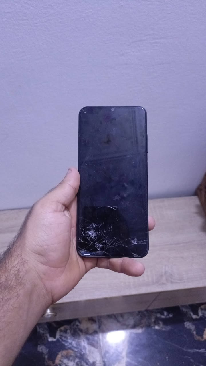 سلام عليكم عدي اجهزه ٣   للبيع ٢ منهن فقط شاشه شغلات فقط شاشه مكسره او ثالث دكمه تعلي وتنصي وتشغل جهاز ماكو ٣ ب١٠٠ رقمي واتساب هذه *********** او مكاني نجف حي نداء
