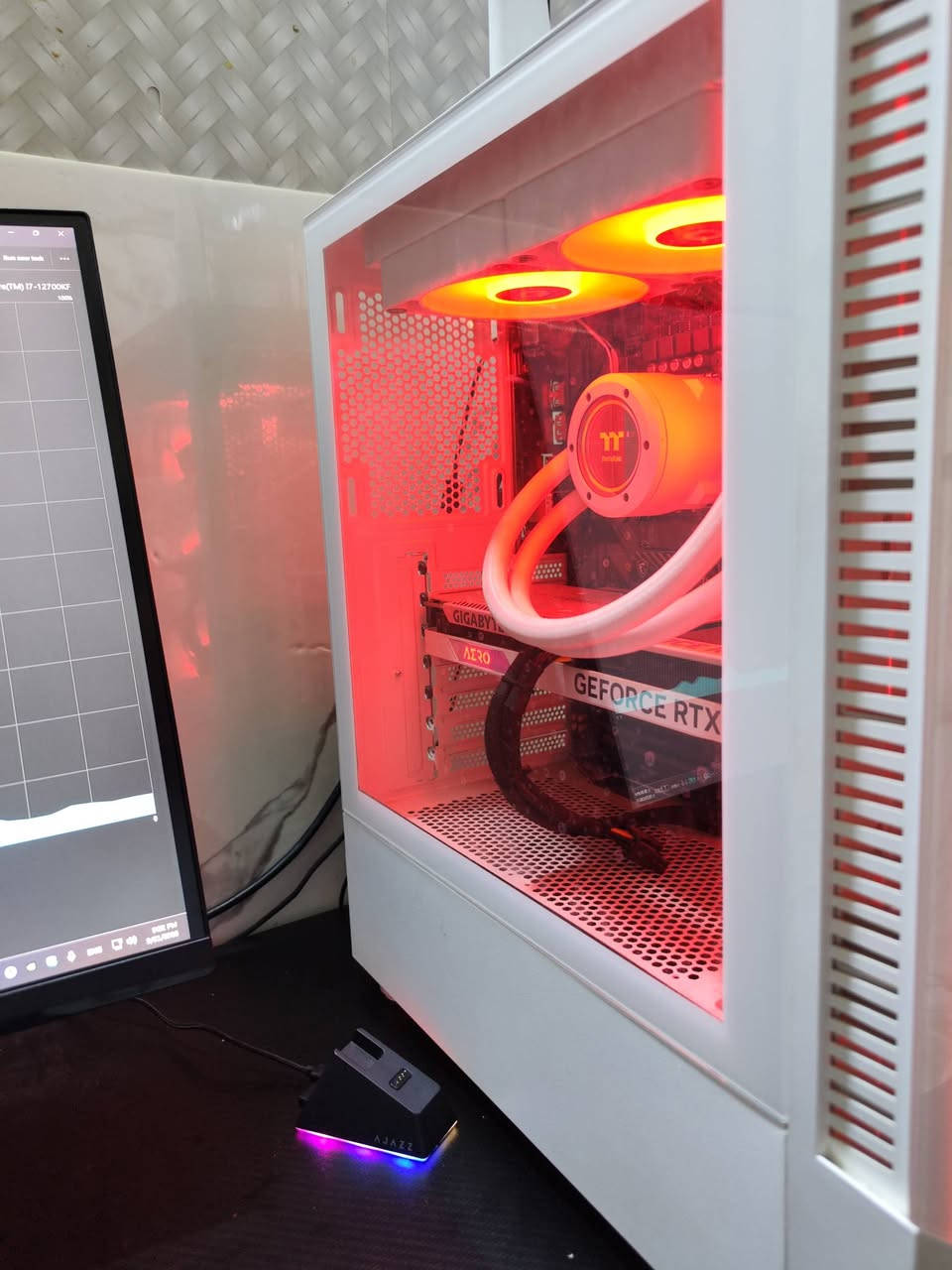 🖤 Gaming PC | i7-12700KF + RTX 4060 AERO + 32GB

🖥️ المواصفات

- ⚡ CPU: Intel Core i7-12700KF — 12th Gen
- 🎮 GPU: Gigabyte AERO RTX 4060 — 8GB
- 🧠 RAM: 32GB DDR4 — 3600 MT/s
- 🛠️ Motherboard: Gigabyte B760 DS3H AX DDR4
- 💾 Storage: 1TB NVMe SSD
- ❄️ Cooling: AIO Liquid Cooler
- 🤍 Case: Thermaltake White
- 💡 Fans: RGB Fans

🖥️ الشاشة

- Gigabyte 27"
- 2K / QHD
- 165Hz

🎮 الملحقات

- ⌨️ AULA WIN60 HE
- 🖱️ AJAZZ AJ139MC V2
- 🎧 Logitech G635
- 📷 Webcam
- 🪑 Gaming Chair
- 🪵 Gaming Table — 120cm

🔥 البيع شامل

PC + شاشة + Webcam + Keyboard + Mouse + Headset + كرسي + طاولة

Setup كامل ومرتب وجاهز للـ Gaming • Streaming • Study • Daily Use

📍 النجف
💰 السعر: خاص
📞 ***********
📩 للاستفسار والتفاصيل: خاص

نص مكتوب في الصور:
- Task Manager
- Processes
- Performance
- App history
- Startup apps
- Users
- Details
- Services
- Settings
- Run new task
- CPU
- 4% 3.22 GHz
- Memory
- 7.9/31.8 GB (25%)
- Disk 0 (C: D:)
- SSD (NVMe)
- 0%
- Ethernet
- S: 0 R: 0 Kbps
- GPU 0
- NVIDIA GeForce R...
- 0% (45 °C)
- Memory usage
- 32.0 GB
- 31.8 GB
- 60 seconds
- 0
- Memory composition
- In use (Compressed)
- 7.6 GB (0 MB)
- Available
- 24.0 GB
- Speed:
- 3600 MT/s
- Slots used:
- 2 of 4
- Form factor:
- DIMM
- Committed
- Cached
- Hardware reserved: 164 MB
- 9.1/33.8 GB 5.6 GB
- Paged pool
- Non-paged pool
- 352 MB
- 331 MB
- Google Chrome GGG Gameloop Steam Discord Steam Task Manager Processes Performance App history Startup apps Users Details Services Settings GPU NVIDIA GeForce RTX 4060 CPU 4% 3.27 GHz Memory 7.9/31.8 GB (25%) Disk 0 (C:) SSD (NVMe) 0% Ethernet Ethernet 0% 0 Kbps GPU 0 NVIDIA GeForce RTX 4060 0% (45 °C) 3D 0% Copy Video Encode 0% Video Decode 0% Dedicated GPU memory usage 8.0 GB Shared GPU memory usage 15.9 GB Utilization 0% GPU Memory 0.9/23.9 GB Dedicated GPU memory 0.8/8.0 GB Shared GPU memory 0.2/15.9 GB Driver version: 32.0.16.1692 Driver date: 9/4/2026 DirectX version: 12 (FL 12.1) Physical location: PCI bus 1, device 0, function 0 Hardware reserved memory: 235 MB
- System > About Storage 932 GB 459 GB of 932 GB used 1W Graphics Card NVIDIA GeForce RTX 4060 Installed RAM 32.0 GB Processor 13th Gen Intel(R) Core(TM) i7-12700KF 3.60 GHz Cypher B760 DS3H AX DDR4 Device specification Device name Cypher Processor 13th Gen Intel(R) Core(TM) i7-12700KF 3.60 GHz Installed RAM 32.0 GB (31.8 GB usable) Device ID A7B0A8F1-D55F-4F8F-81FA-EFD3C352B88C Product ID 00331-80000-00000-AA320 System type 64-bit operating system, x64-based processor Pen and touch No pen or touch input is available for this display Related links Domain or workgroup System protection Advanced system settings