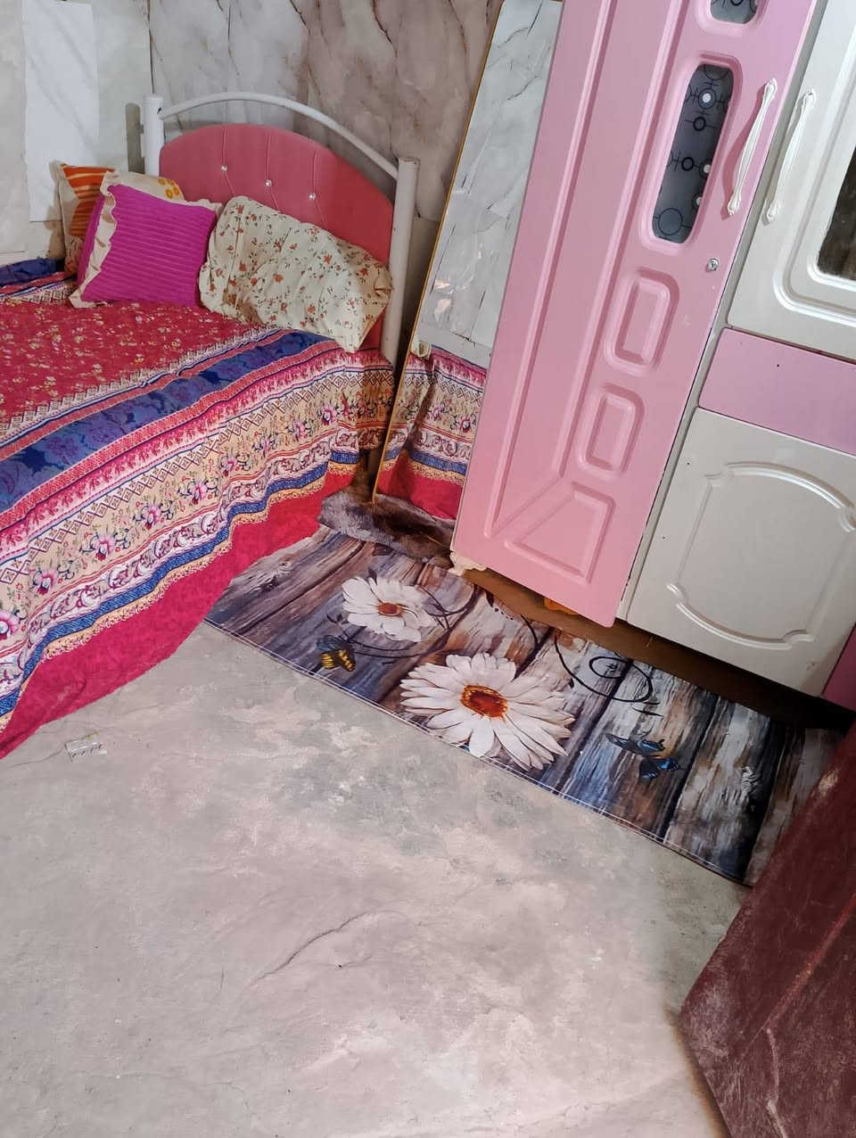 ***********بنات هاذه بيت للبيع  نضيف ومساحه 125سوك شيوخ فرهه بيت خلفه حنه شارع عام     ومدرس يمنه  كلشي موجود جميع خدمات موجوده يحتوي ع اربع غرف صاله مطبخ ومخزن  صحيات صطح ورش هم موجود   بنيانه طابوك
