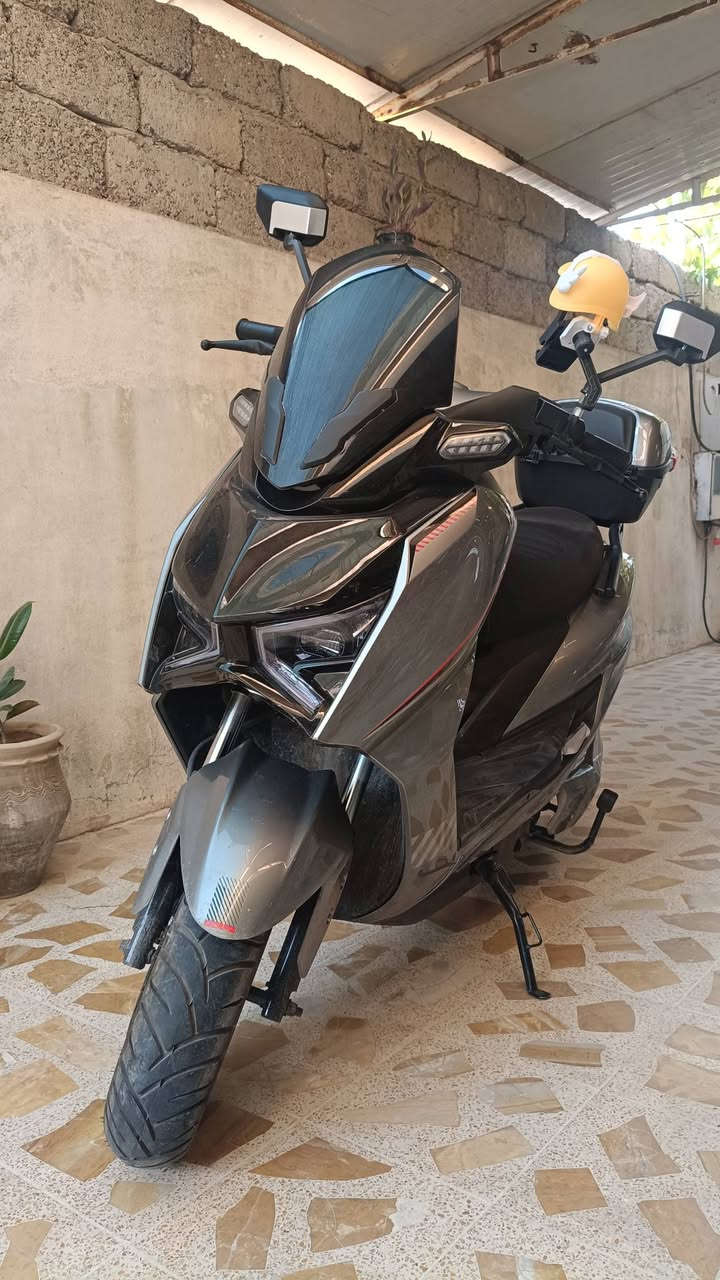 دراجة MAX1 للبيع مواصفاتها 👇
قوة الملف 3100 
ثلاث نمرات للسرعة ، النمر الأولى سرعتها 45 كم ، النمرة الثانية سرعتها 60 كم ، النمرة الثالثة سرعتها تصل إلى 80 كم 
المدى من 70 كم - 80 كم 
البطارية ليثيوم 30 امبير 72 فولت 
البريكات دسكات 
بيها انظمة ( تثبيت السرعة ، الرجوع إلى الخلف ، و عدم الانزلاق ) 
للتواصل على واتس اب ***********

