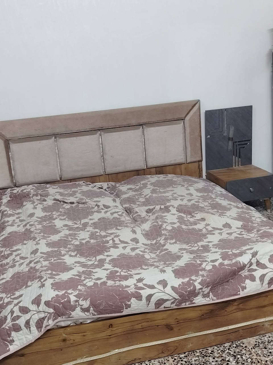 غرفه تركيه  اخت جديده   مابيه اي ضرر  مابيهه فقط خشبه الي جوه فراش تصير  
5 قطع مع دوشك
سعرهه 350 قفلههه
عنوان بغداد ابو غريب شهداء
*********** رقم واتساب فقط
