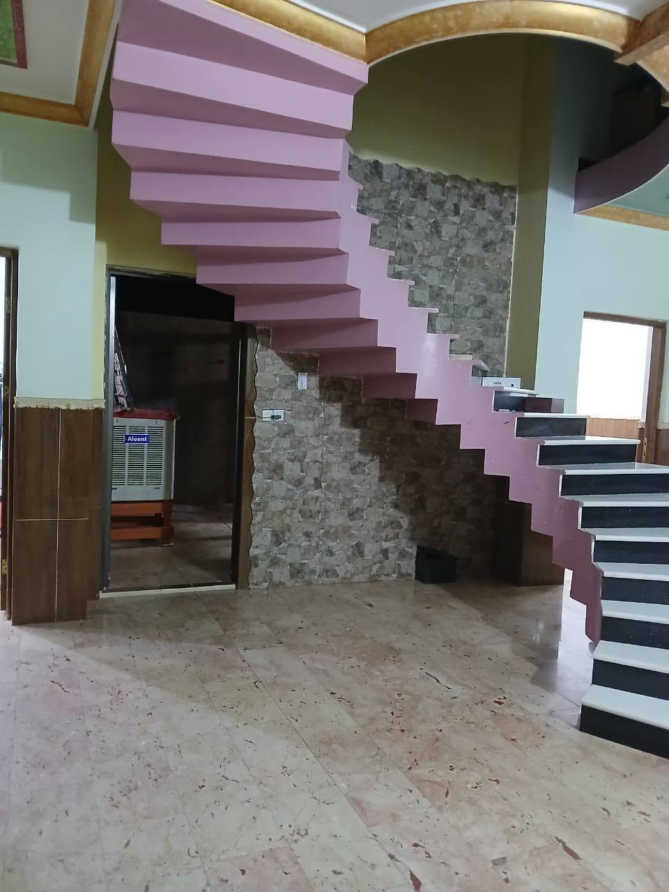 بيت  للبيع  بحي القدس مجاور شارع العام   المساحة الأرض ٤٠٠  مساحة البناء ٢٥٠ يتكون من استقبال وهول وصالة وغرف نوم عدد ٢ وغرفة خزن ومطبخ حار وبارد مساحة الحديقة ٦٠ متر للاستفسار ***********
