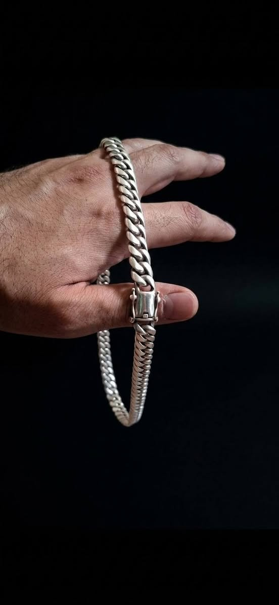 زنجيل ايطالي كارتير نادر الوزن 174 غرام ثقيل الغرام عله 3500 سعر 609 الف *********** .مكاني مدينة الصدر
