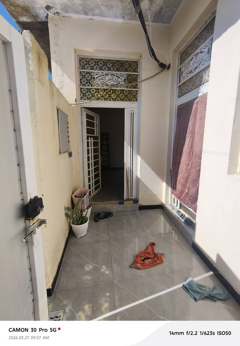 بيت طابقين 100م طابو صرف
الدجين قرب مدرسة 🏫 الخندق فرع نيسان
الطابق الاول… غرفه صاله مطبخ ديوانيه صحيات داخليه وخارجيه 
الطابق الثاني ..2غرفه صاله 
بناء حديث
السعر 125 وقابل للتفاوض استفسار اكثر اتصال او واتساب ***********
