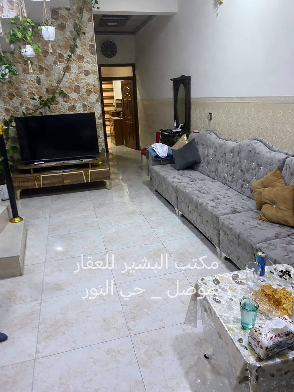 دار للبيع في الموصل حي الاعلام  ملك صرف طابو الزهور قرب دانيه ماركت وقرب مدرسة منارة الموصل المساحه ١٤٥ متر واجهه ٦ متر طابق ونص ((بناء ٢٠٢٠ )) اتجاه شروق
  ط١   غرفتين نوم هول استقبال مطبخ صحيات
 ط٢   غرفة نوم هول وصحيات 
للاستفسار الاتصال على ارقام المكتب 
***********
***********
او مراجعة المكتب في الموصل حي النور سايدين دانيه ماركت قرب افران العائله مقابل صيدلية الكوثر ..
