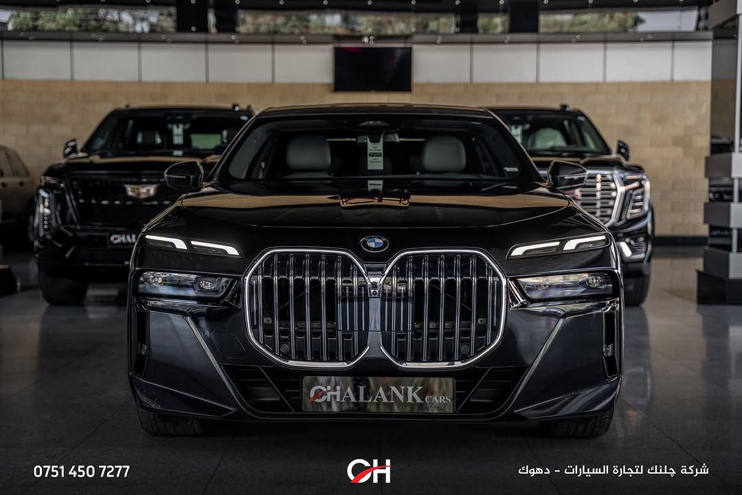 ⁨	BMW 740i

السنة: 2025
الممشى: 38,000 ميل
الحالة: USA Clean
التجهيز: Full Option
الموقع: دهوك

المحرك ونظام الدفع:

* محرك 6 سلندر خطي 3.0 لتر TwinPower Turbo
* القوة: 375 حصان
* العزم: 540 نيوتن متر
* ناقل حركة أوتوماتيك 8 سرعات
* نظام دفع RWD
* تسارع 0–100 كم/س: حوالي 5.0 ثوانٍ

المواصفات:

* فئة 740i Full Option
* BMW Curved Display
* شاشة خلفية BMW Theatre Screen
* نظام صوت harman/ kardon
* مقاعد جلد فاخرة
* مقاعد أمامية كهربائية مع ذاكرة
* تدفئة وتبريد المقاعد
* مساج للمقاعد
* فتحة سقف بانوراما
* أبواب Soft Close
* دخول وتشغيل ذكي
* إضاءة داخلية Ambient Lighting
* كاميرات 360°
* حساسات أمامية وخلفية
* Head-Up Display
* نظام قيادة شبه ذاتي
* أنظمة أمان ومساعدة السائق
* مصابيح LED
* جنوط ألمنيوم
* ناظور ليلي

📞 ***********
شركة جلنك وليد صبري – دهوك

#Chalank_cars_duhok⁩

نص مكتوب في الصور:
- *********** CH شركة چلنك لتجارة السيارات - دهوك
- *********** شركة چلنك لتجارة السيارات - دهوك