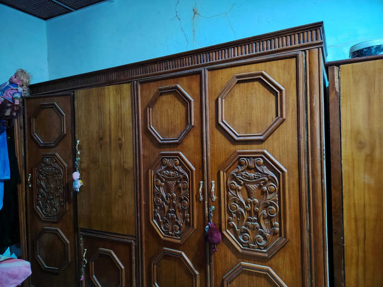 غرف كامله اخشاب للبيع سعره  250 بيها مجال
***********
