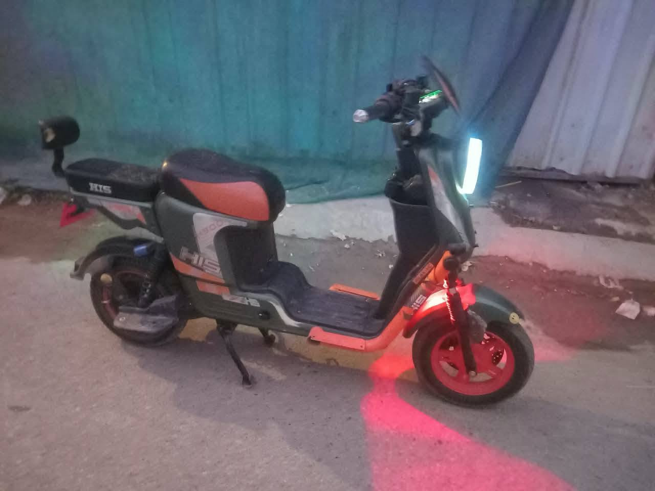 دراجه شحن  دراجة كاملة اي نقص مابيها بطاريات اكبار سعر ٣٢٥ وبيها مجال بعقوبة مجسر مفرك *********** دراجة تفحصها يلة تاخذها
