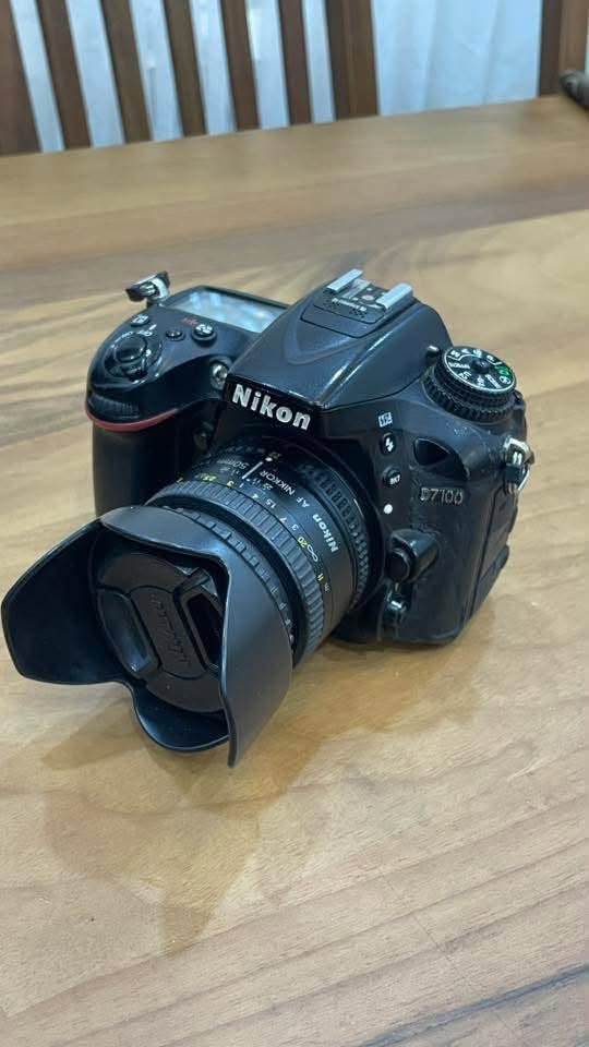 نيكون للبيع
نيكون d7100
عدسة 50mm
نظافة 95%
تصوير فوتو وفيديو بدقة حلوة

الملحقات : شاحنة + جنطة + بطارية + حزام 
متوفر توصيل 
للاستفسار : ***********
