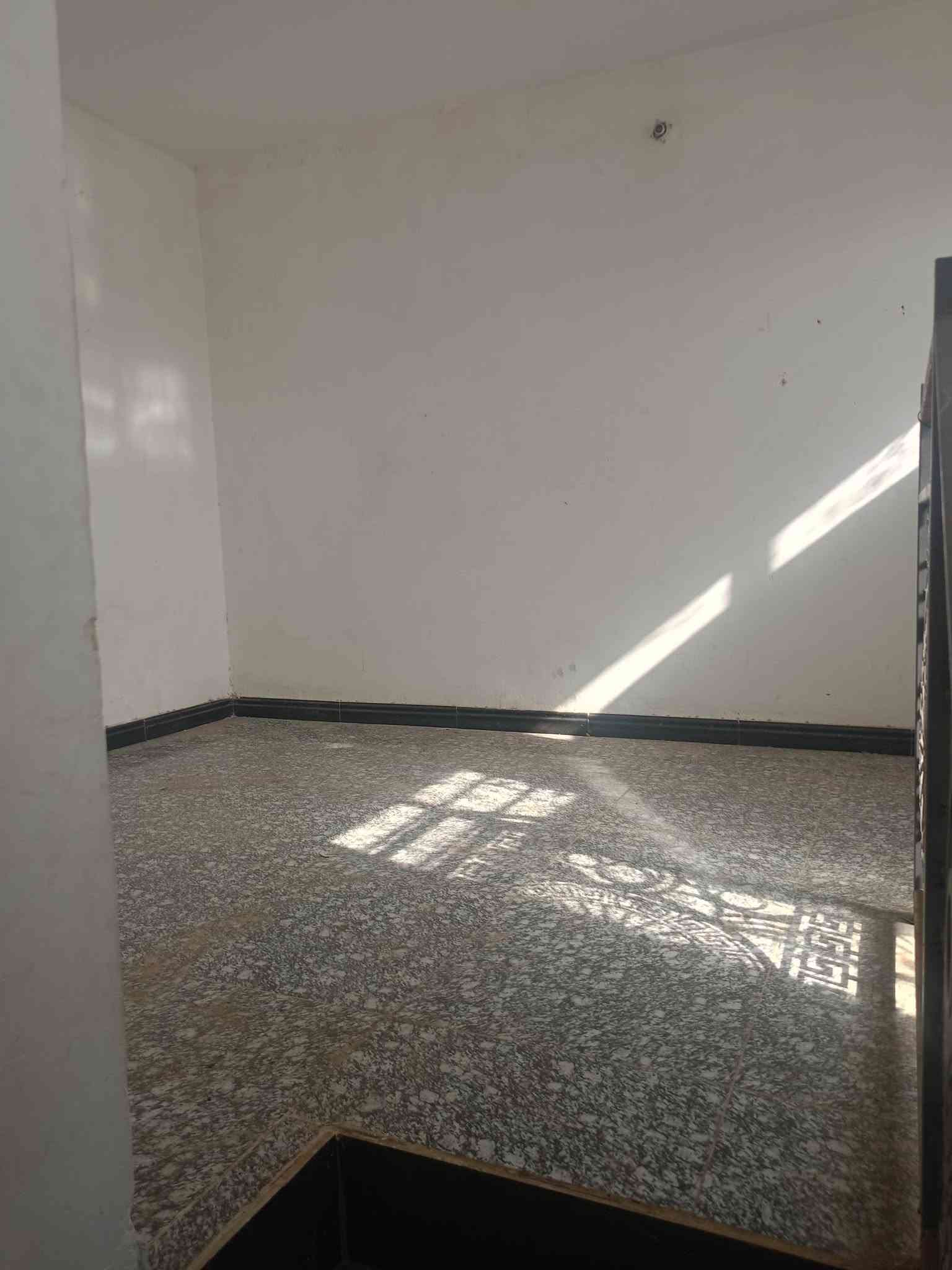 دار للبيع الشعب حي البساتين شارع الشيخ منهل 50 متر كامل السعر/86 رقم /***********
