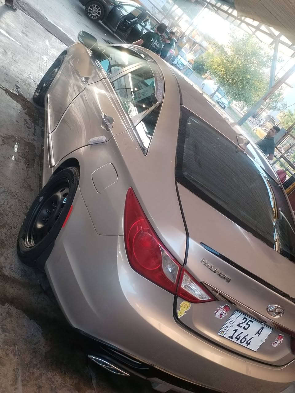 سلام عليكم من رخصت الادمن سوناته 
كركوك رقم انكليزي بسمي تحويل مباشر 
بطاقه بانزين السياره جاهزه حداديه اماميه خلفيه جديده  كهربائيات شغاله اي نقص مابيه داخل بيجي السياره مصبوغه حزام اثر جراد 85 بيه مجال بسيط رقم التلفون ***********

