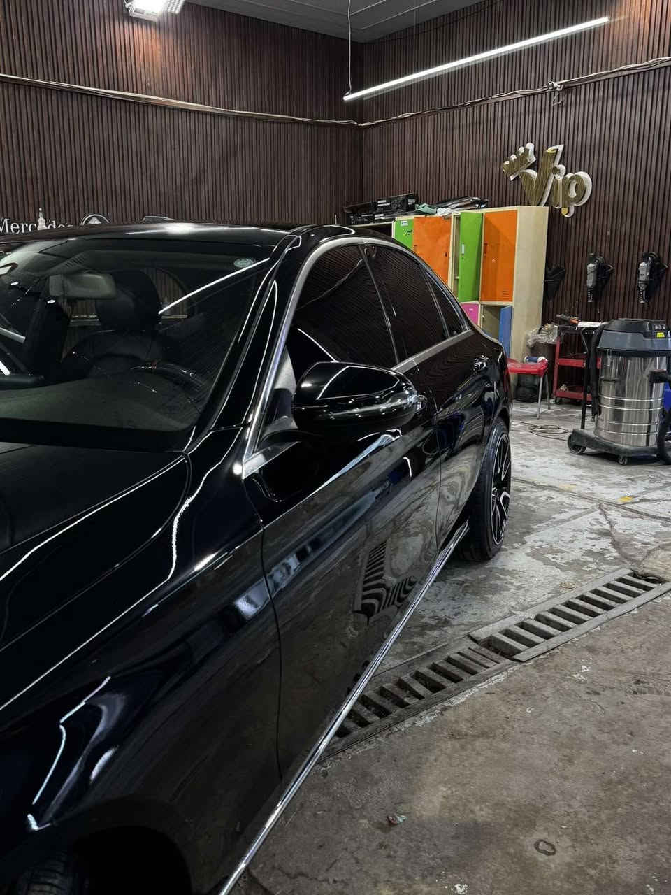 سلام عليكم للبيع او مراوس مارسيدس C300 موديل2017 فول مواصفات 
عليه كت amg 
***********
