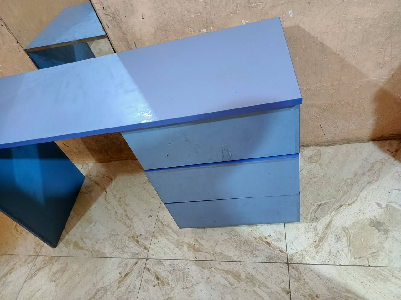 ميز مكتبي (لمس) أبوابه مشتغله ب100. أريده ب60قفل
رقم *********** واتساب موجود كذلك

