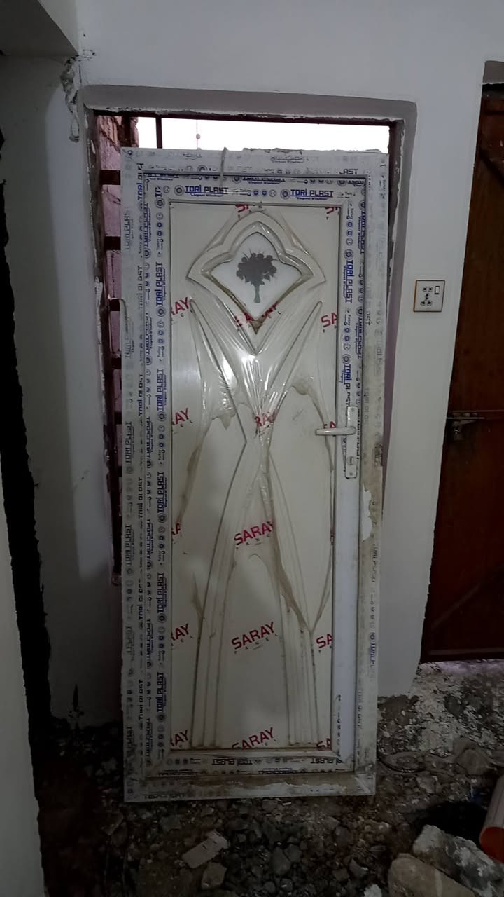 بيبان تسكام درجه اولى شرط النضافه واحد ايمن واحد أيسر٧٦عرض وارتفاع ١٩٠ والثاني ٩٦ورتفاع ١٩٦ *********** مكان العسكري شارع ٦٠
