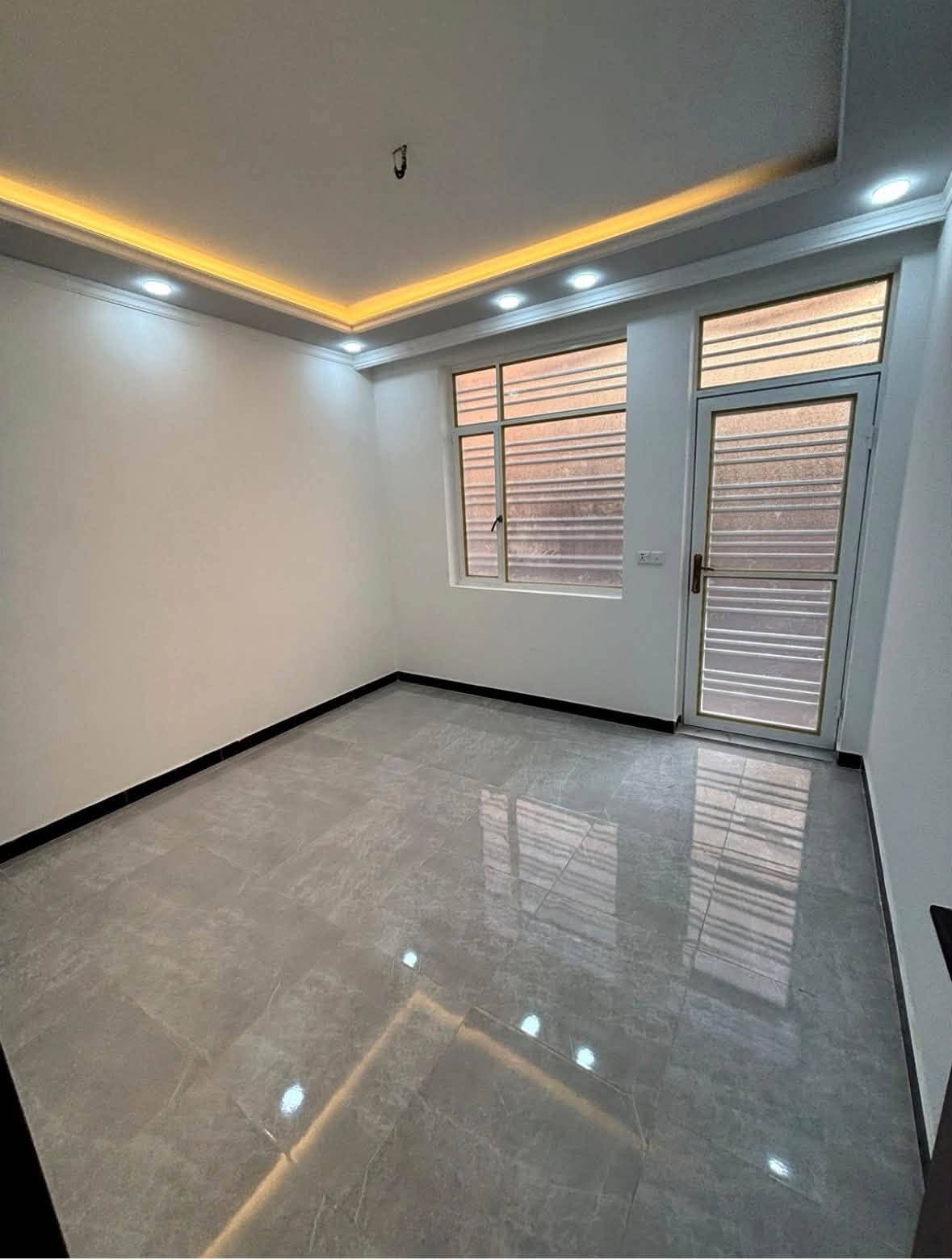 🏡 مكتب البديع للاستثمار العقاري

🔥 دار للبيع – بناء حديث وموقع مميز

إذا تبحث عن دار مرتبة، عملية، وبناء حديث وبموقع قريب من الخط السريع، هاي فرصة تستحق المشاهدة 👌

🏠 تفاصيل الدار:
🔹 المساحة: 60 م²
🔹 الواجهة: 4 م على وجهين
🔹 فضلة: 20 م²
🔹 بناء حديث
🔹 كراج سيارة

✨ الطابق الأول:
▪️ صالة
▪️ مطبخ
▪️ غرفة نوم
▪️ خدمات
▪️ كراج

✨ الطابق الثاني:
▪️ غرفتا نوم
▪️ خدمات

📍 عنوان الدار:
بغداد – حي القاهرة – ناجي عواد – قرب الخط السريع

📌 عنوان مكتب البديع:
بغداد – حي القاهرة – المعلمين
مجاور بيتزا بيروت وأسواق حيدر

📞 للاستفسار والتفاصيل:
***********

🔥 دار بمواصفات عملية وبناء حديث… للتفاصيل أو تحديد موعد للمعاينة، تواصلوا ويانا.

🏡 مكتب البديع للاستثمار العقاري – خيارات عقارية مميزة وفرص استثمارية موثوقة
