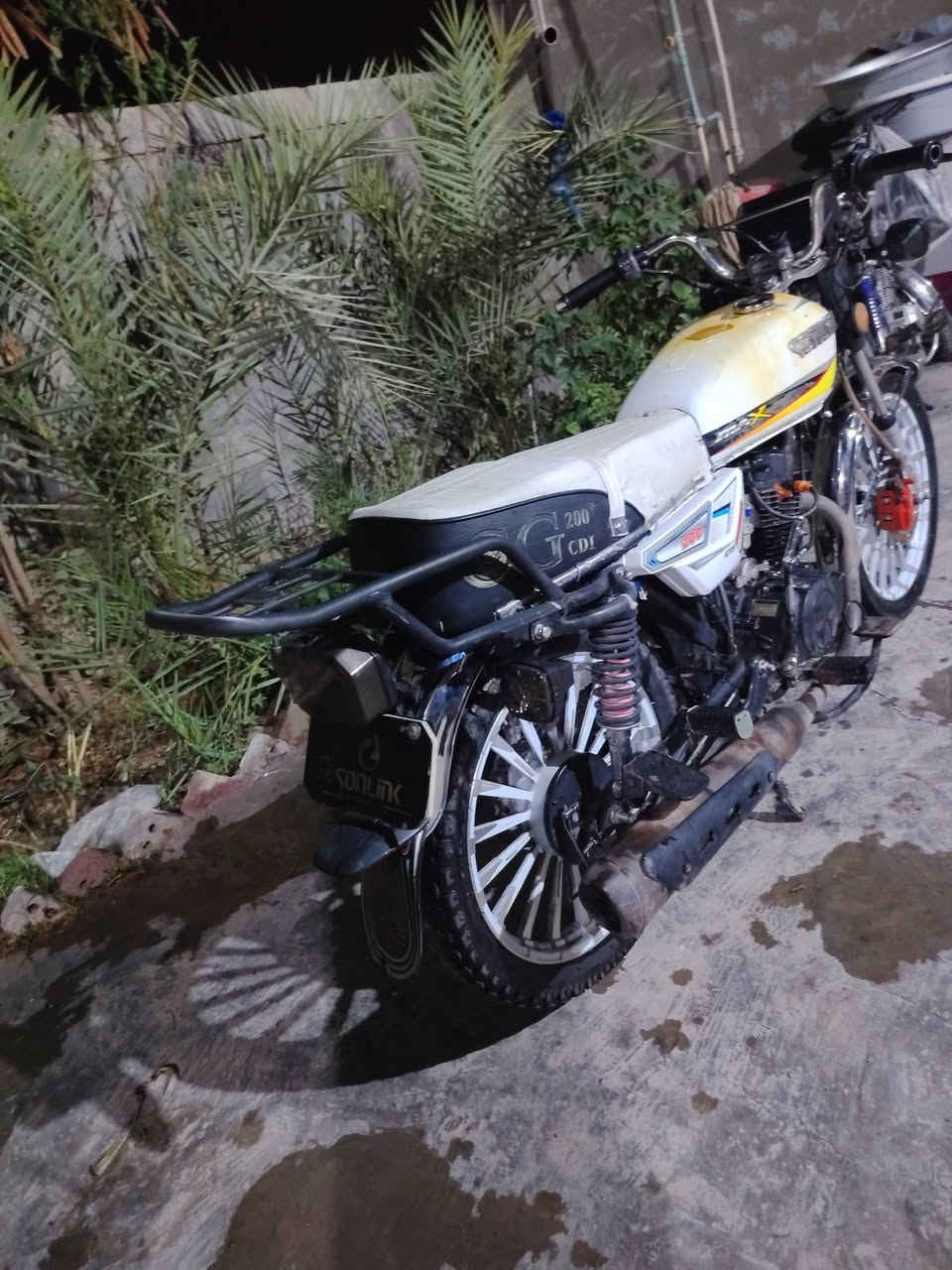 ايراني موديل 25 محرك مفتوح
محرك 200 ضاقطه وزنجيل 
يعني انسه شي اسمه رجه
دراجه شلعه ومعدل فولل
كهربائيات كله شغاله
ماناقصه برغي 
سعر700 وبيه مجال
مكاني لانبار الكرمه
رقم***********

