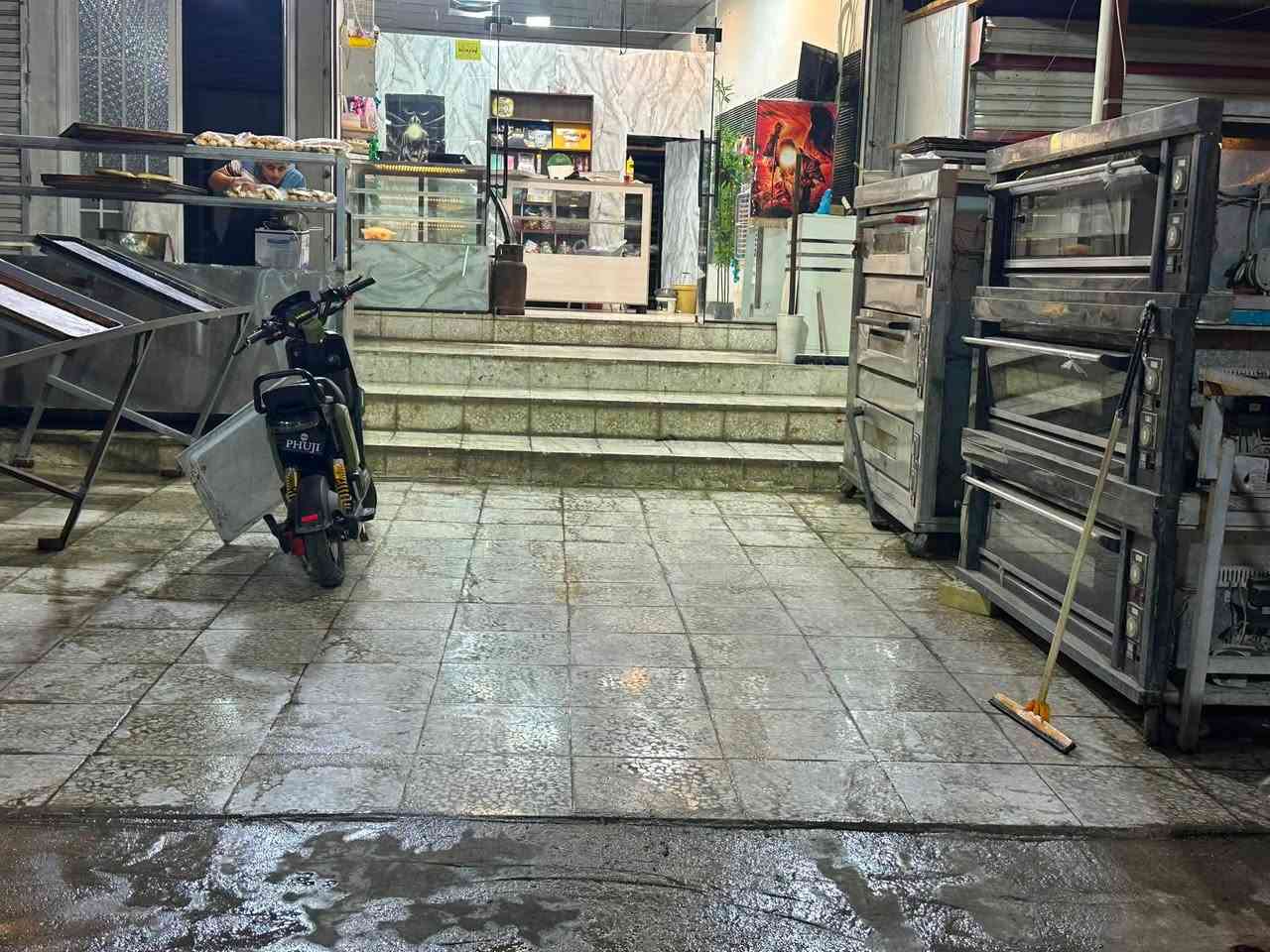 سلام عليكم عندي غراض  فرن للبيع متحمله من كلشي عجانه نمساوي و٧عرباين مع طاوليات أفران ثنين  نضيفات اميوزه عرض برادات كيك ثنين  تواصل خاص  التصال على هذه الرقم *********** المكان البلديات قرب سوق الميت
