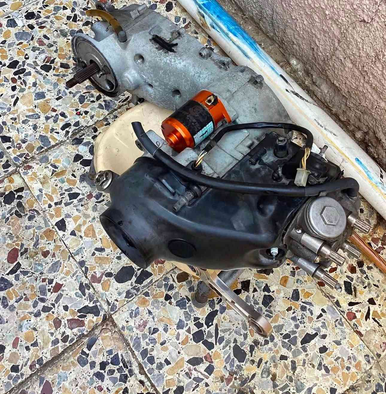 السلام عليكم حبايب
مكينه ولفين كبار للبيع مقفلة من بره ما معروفه شكد رولته تفاصيل اكثر خاص او تصل *********** 🤩🇮🇶🇹🇼

