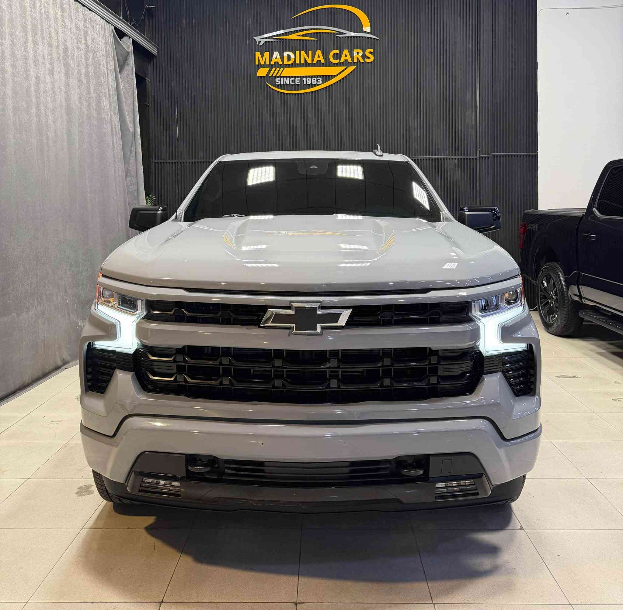 Chevrolet Silverado 
2024 LT 
4i - 2.7 - 4x4

بسمە و شغال
شاشە و کامیرە
لایت لید
بگ لایت لید
کوشین کهرابایی
کوشینات هیتر
سوکان هیتر
سلایت
دبل اکسل
رادار
باب طویل
بودی قصیر
ویل 20

31.000 mile
2 قطعە صبغ
سعر 295 ورقه

معرض ( مەدینە ) اربیل شارع ١٠٠م
***********
***********
