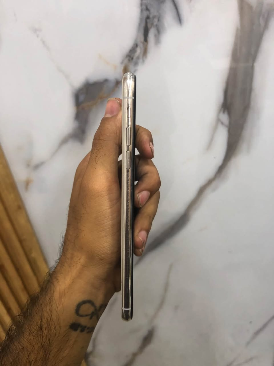 السلام عليكم اكس ماكس مكفول ممفتوح فقط فطر بل ضهر وبل شاشه ابد ممبين وبطاريته مثل البصوره ٧٩ فيس ايدي شغال جهاز نضيف ومكفول سعره ١٧٥ الشراي يخابرني ***********

نص مكتوب في الصور:
- ٨:٢٦
- البطارية
- حالة البطارية والشحن
- الة مهمة حول البطارية
- الة بطاريتك متدنية جدًا. يمكن أن يبدل أحد مزودي
- خدمة Apple المعتمدين البطارية لاستعادة الأداء والطاقة
- القصويين.
- العثور على خيارات الخدمة...
- ٧٩٪
- الحد الأقصى للقدرة
- هذا قياس لقدرة البطارية مقارنة بقدرتها عندما كانت جديدة. قد
- تتسبب القدرة المنخفضة بتقليل ساعات الاستخدام بين عملية
- الشحن والأخرى.
- أقصى قدرة للأداء
- صحة بطاريتك منخفضة جدًا، وقد تتأثر ذروة الأداء.
- شحن البطارية المحسن
- للحد من استنزاف عمر البطارية، يتعلم ال iPhone من عادات
- الشحن اليومية، بحيث ينتظر ولا يتجاوز ٨٠٪ حتى يحين موعد
- حاجتك إلى استخدامه.