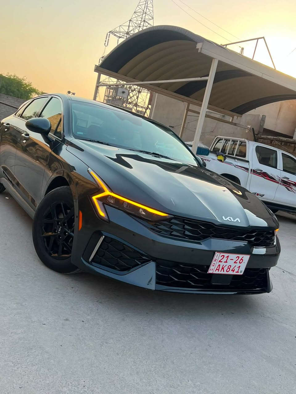 *مواصفات كيا K5 2024 EX*
*التفاصيل الاساسية:*
- *الموديل*: كيا K5 2024
- *الفئة*: EX
- *اللون*: رمادي غامق خارجي - اسود داخلي
- *الويل*: 18 انج اسود
- *الرقم*: اربيل
- *الوارد*: امريكي

*المواصفات الخارجية:*
- شباك امامي كروم اسود "Tiger Nose"
- لايتات LED امامية بتوقيع حرف Z
- لايتات خلفية LED متصلة بعرض السيارة
- حساسات خلفية + كاميرا رجوع
- مرايات جانبية اشاير + طي كهربائي
- دفيوزر خلفي بسيط

*المواصفات الداخلية اللي باينة بالصور:*
- *شاشتين متصلة 12.3"* Panoramic Display - عدادات ديجيتال + شاشة وسط
- *كاربلاي وايرلس* + اندرويد اوتو - باين بالصورة شغال خرائط
- *الداخلية*: قماش × جلد اسود
- *الستيرن*: جلد + تحكم متعدد + مثبت سرعة
- *الكير*: اوتوماتيك 8 سرعات
- *التبريد*: دبل زون ديجيتال لمس
- *ميزات*: بصمة تشغيل - تشغيل عن بعد - مثبت سرعة

*المحرك:*
- *المحرك*: 4 سلندر 2.5L GDI تنفس طبيعي 191 حصان
- *الكير*: 8 سرعات اوتوماتيك
- *الدفع*: امامي 2WD
- *انظمة القيادة*: Eco - Smart - Sport - Comfort

*الامان:*
- 6 ايرباك
- نظام الثبات + مانع انزلاق
- كاميرا رجوع + حساسات
- تنبيه الخروج من المسار على الاغلب
الحادث صبغ نص الباب والجاملغ الخلفي بارد

‭***********
