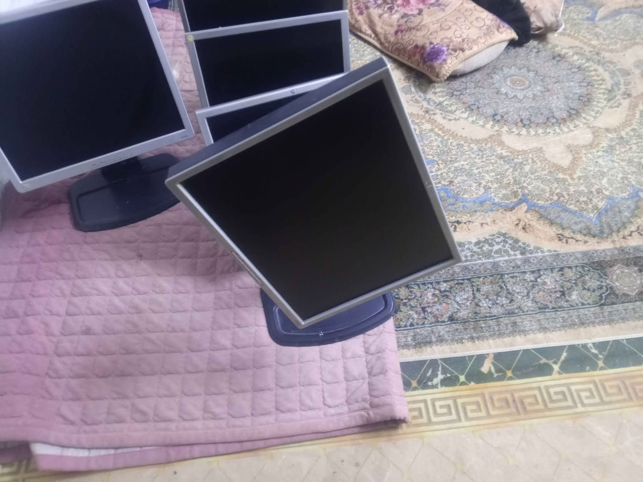 شاشات للبيع حجم 19للببع نظيف شغال فوول ترهم حاسبة وترهم كاميرات سعر 25 اتصال *********** فتحة vga  فقط بغداد, العراق

