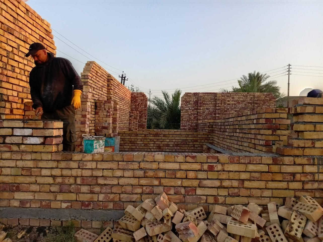 سلام عليكم خلفه متفرق الي عنده بنا أو سراميك كاشي احنه جاهزين ورزق عله الله ***********بي واتساب ***********@

نص مكتوب في الصور:
- Infinix SMART